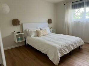 2 slaapkamers, een bureau, een strijkplank/strijkijzer, reisbedje