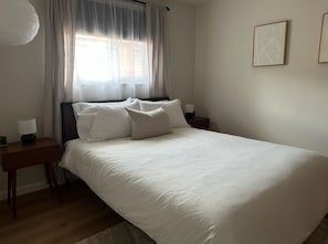 2 chambres, bureau, fer et planche à repasser, lit parapluie