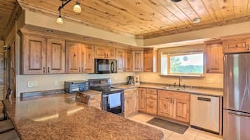 Een microgolfoven, een oven, een kookplaat, een vaatwasser