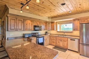 Microwave, oven, stovetop, dishwasher - Black Hills 8-bedroom resort with VIEWS, Privacy, Tranquil, Wind Cave, Game room (HOT SPRINGS)