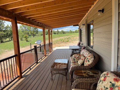 Black Hills 8-bedroom resort with VIEWS, Privacy, Tranquil, Wind Cave, Game room