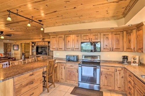 Black Hills 8-bedroom resort with VIEWS, Privacy, Tranquil, Wind Cave, Game room