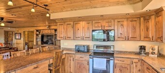 Black Hills 8-bedroom resort with VIEWS, Privacy, Tranquil, Wind Cave, Game room