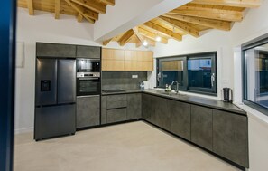 Fridge, oven, stovetop, dishwasher