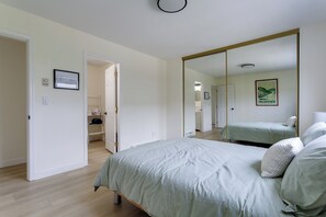 3 bedrooms, desk, iron/ironing board, WiFi - Okanagan Escape (Kelowna)