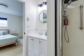Douche, séchoir à cheveux, serviettes fournies, savon