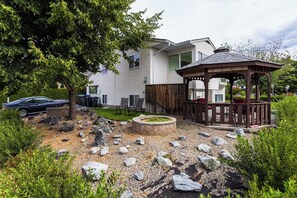 Outdoor dining - Okanagan Escape (Kelowna)