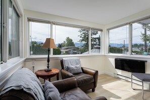 Smart TV, DVD player, books, video library - Okanagan Escape (Kelowna)