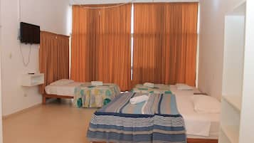 Habitación triple | Escritorio