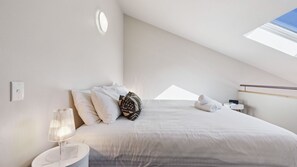 1 quarto, ferros/tábuas de passar roupa, roupa de cama