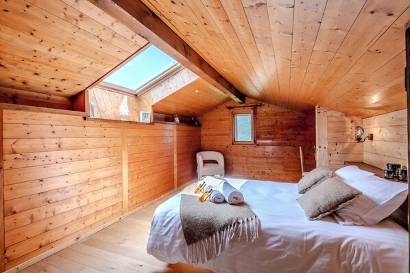 4 bedrooms, iron/ironing board, travel cot, WiFi