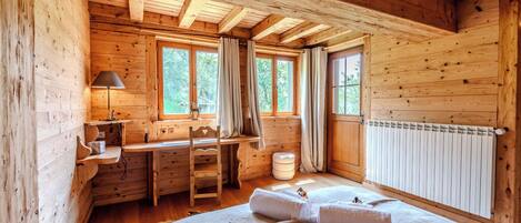 5 chambres, fer et planche à repasser, lit de bébé portatif, Wi-Fi