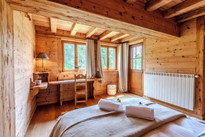 5 slaapkamers, een strijkplank/strijkijzer, reisbedje, wifi