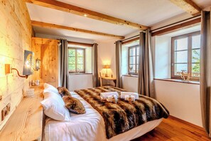 5 bedrooms, iron/ironing board, travel cot, WiFi