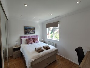 3 bedrooms, iron/ironing board, WiFi, bed sheets