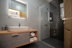 Haartrockner, Handtücher, Seife, Toilettenpapier