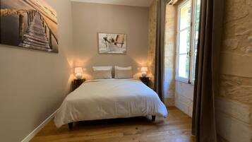 2 bedrooms, internet, bed sheets