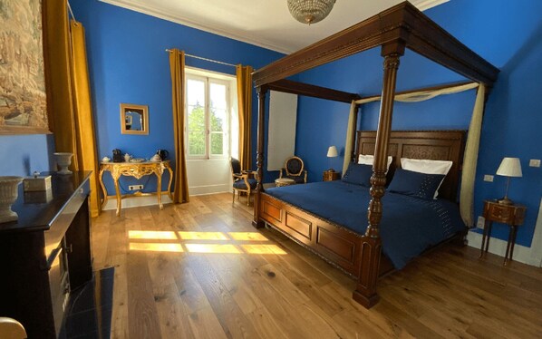 2 bedrooms, internet, bed sheets