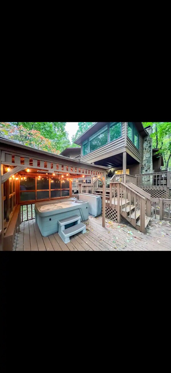 Outdoor spa tub
