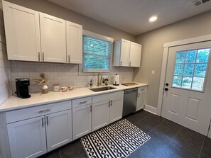 Micro-ondes, four, plaque de cuisson, lave-vaisselle