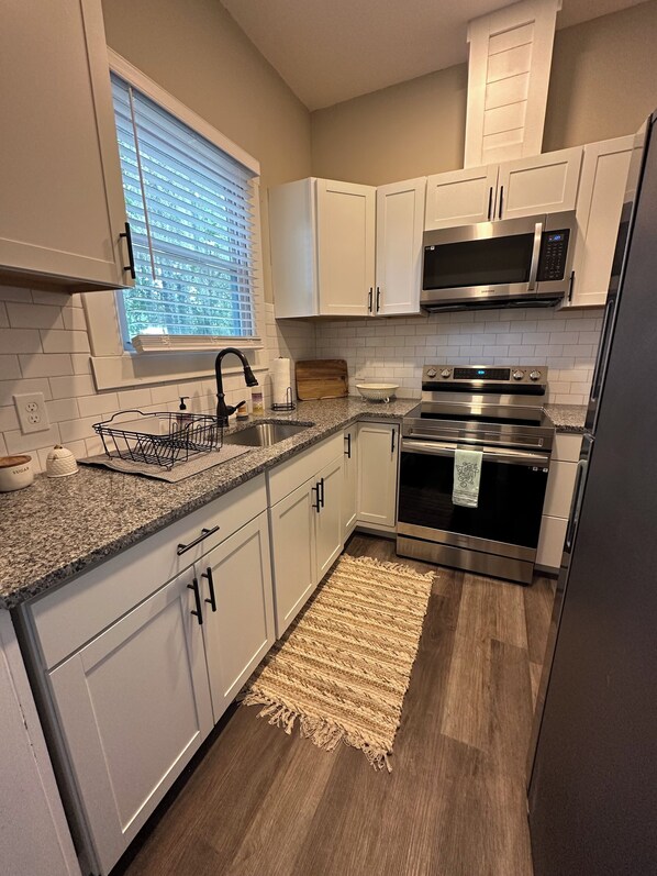 Een microgolfoven, een oven, een kookplaat, een vaatwasser