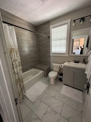 Dusche, Handtücher, Seife, Toilettenpapier