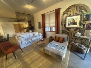 TV, stereo - Spacious Design Loft/Railyard Distr; soaking tub (Santa Fe)