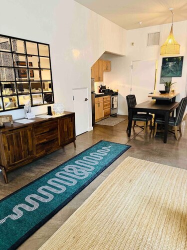 Spacious Design Loft/Railyard Distr; soaking tub