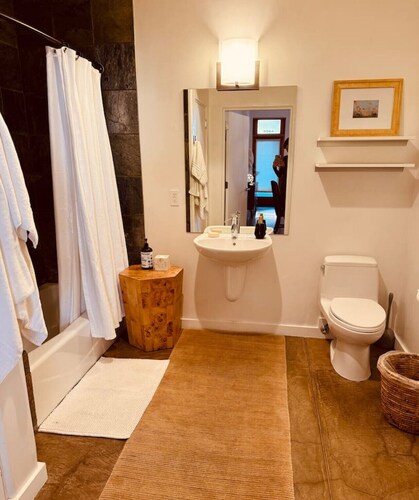 Spacious Design Loft/Railyard Distr; soaking tub