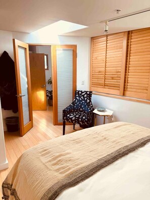 2 bedrooms, desk, iron/ironing board, WiFi