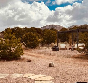 Property grounds - NM Farmhouse Sanctuary w/soaking rm 1 acre private (Santa Fe)