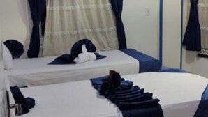 Una habitación de hotel moderna con una cama grande, una mesita pequeña y un espejo.