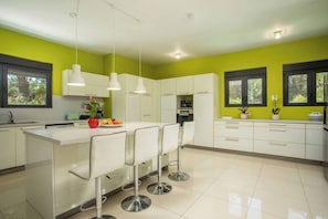 Micro-ondes, four, plaque de cuisson, lave-vaisselle