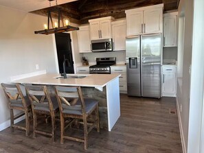 Four à micro-ondes, un four, surface de cuisson, lave-vaisselle