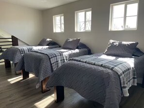 4 bedrooms, iron/ironing board, WiFi, bed sheets