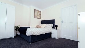 2 bedrooms, iron/ironing board, WiFi, bed sheets - Modern,comfy 2 Bedroom House in Hatfield, Town Centre, Free Parking! (Hatfield)