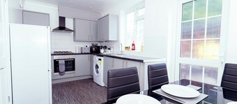Modern,comfy 2 Bedroom House in Hatfield, Town Centre, Free Parking!