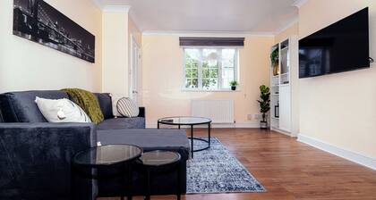 Modern,comfy 2 Bedroom House in Hatfield, Town Centre, Free Parking!