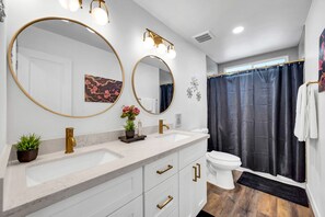 Dusche, Haartrockner, Handtücher, Seife