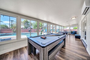Game room - Pool + Putting Green, 5 min to Old Town! (Scottsdale)