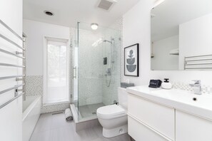 Shower, hair dryer, towels, soap - Lessard Lodge - Sleeps 10 - Hot tub - AC (Edmonton)