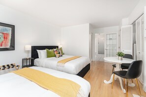 3 bedrooms, iron/ironing board, WiFi, bed sheets - Lessard Lodge - Sleeps 10 - Hot tub - AC (Edmonton)