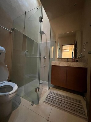 Douche, sèche-cheveux, serviettes fournies, savon