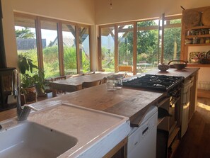 Kühlschrank, Ofen, Geschirrspüler, Wasserkocher mit Kaffee-/Teezubehör