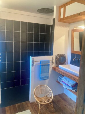 Eco-friendly toiletries, towels, soap, shampoo