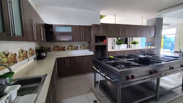 Villa, balcón, vista al lago | Cocina privada
