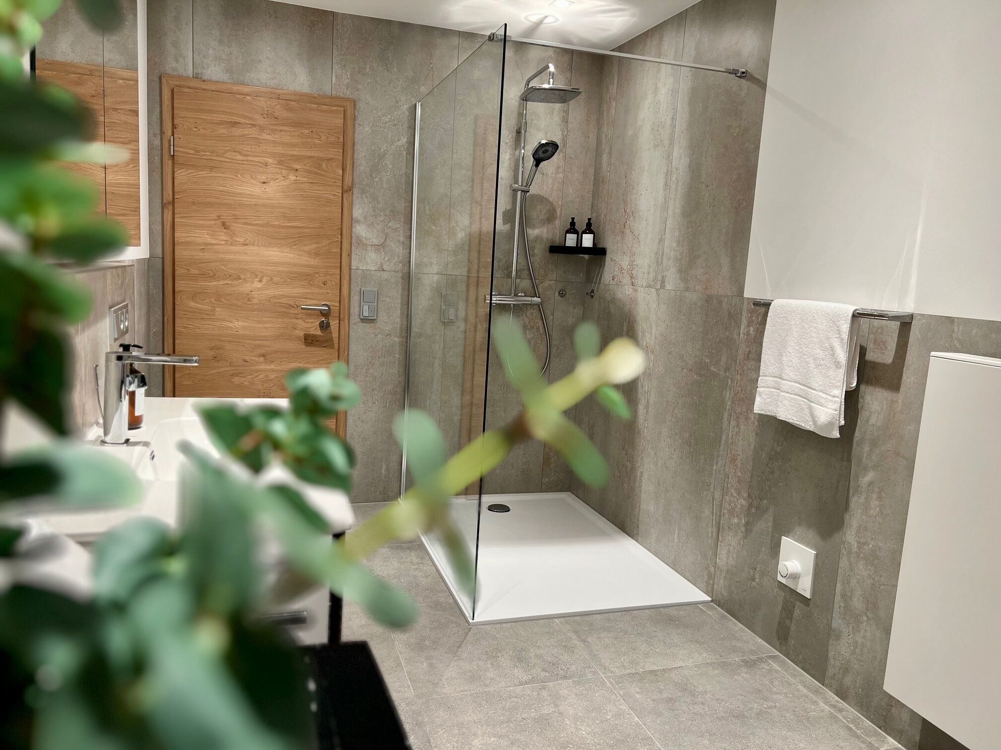 Een douche, een haardroger, handdoeken, zeep