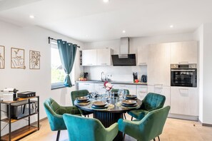 Fridge, microwave, oven, stovetop - flair Apartment Blossom | BBQ | 2xParking | Terrace | Coffee | WLAN (Künzell)