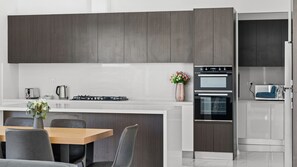 Frigorífico, microondas, horno y placa de cocina