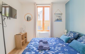 1 sovrum, strykjärn/strykbräda och resesäng